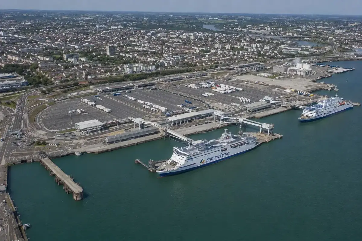 Luchtfoto van de veerbootterminal met schepen van Brittany Ferries op de route Portsmouth–Caen