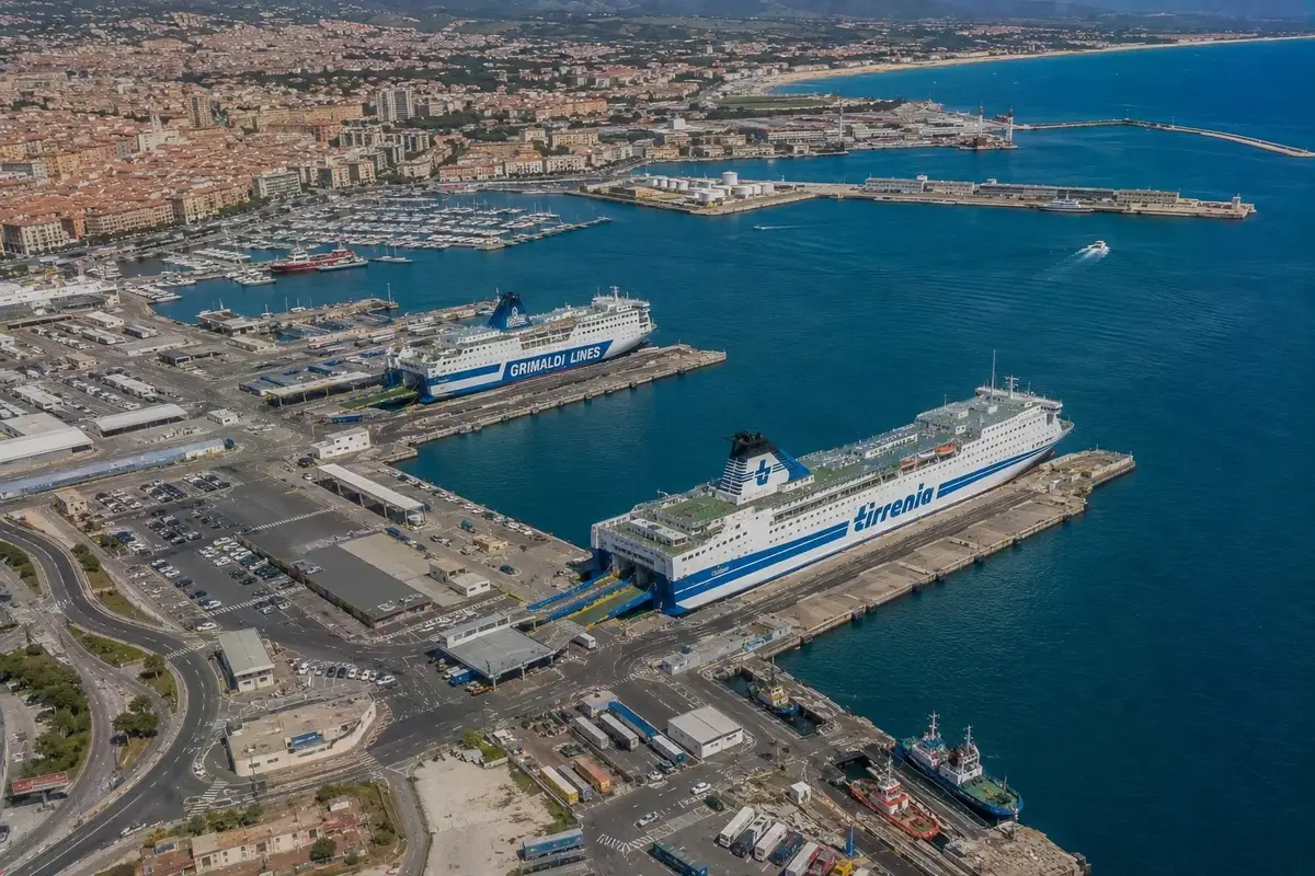 Cagliari passagiersveerboothaven op de zuidelijke kust van Sardinië