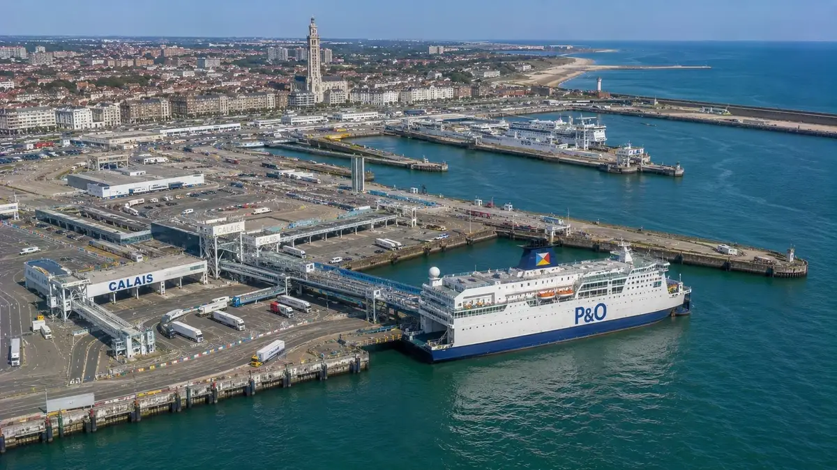 Luchtfoto van de veerboothaven van Calais met passagiersveerboot, laadstroken en waterkant