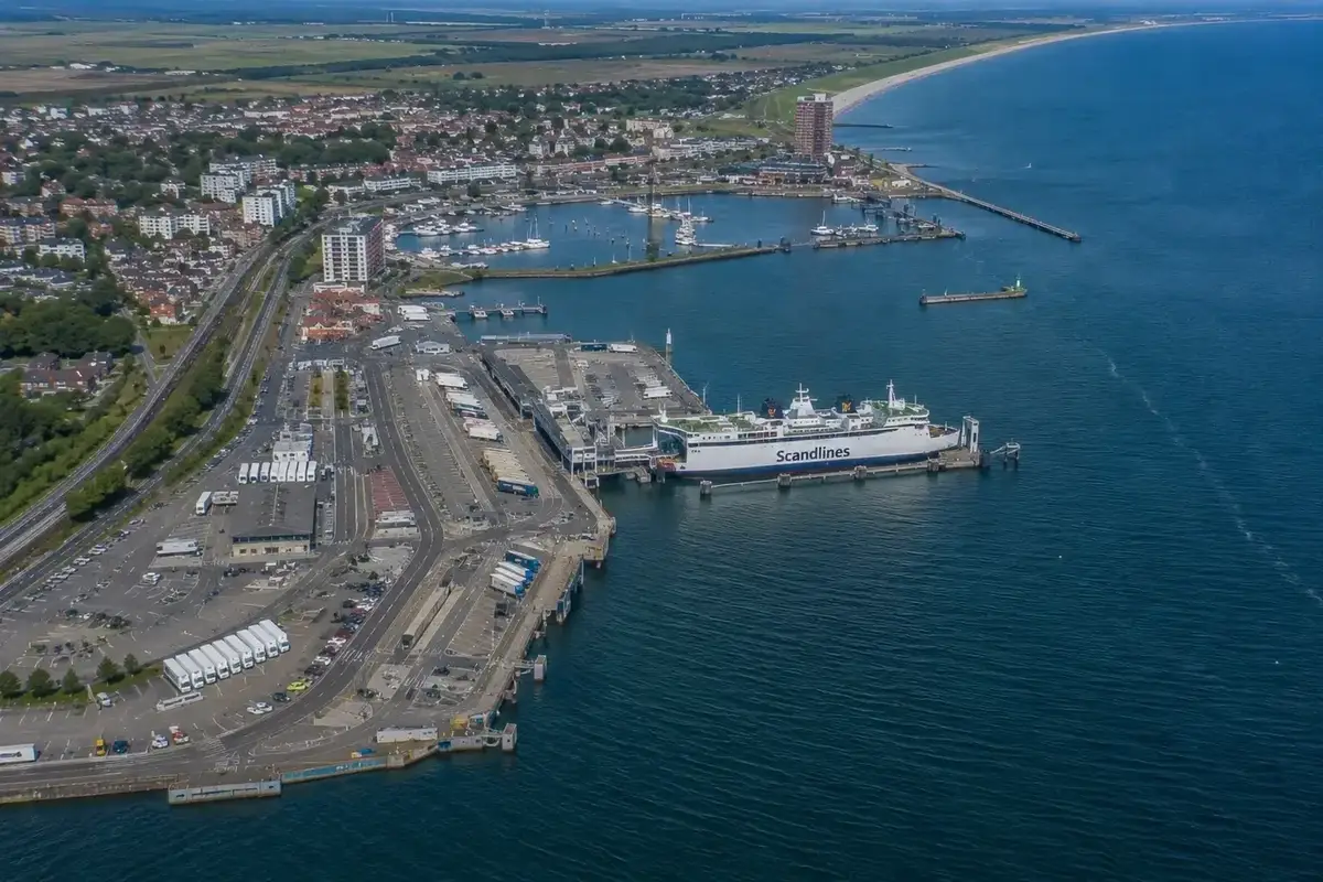 Faciliteiten voor veerbootpassagiers in de haven van Cuxhaven aan de Noordzee