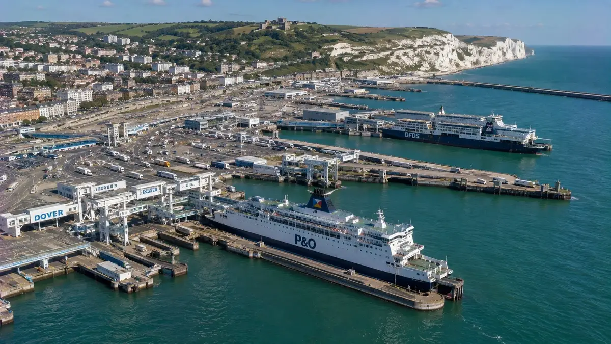 Luchtfoto van Dover veerboothaven, veerboten en de Witte Kliffen van Dover