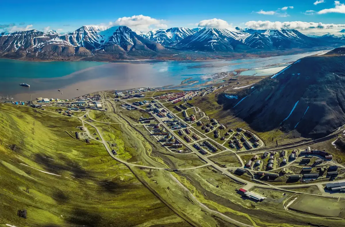Longyearbyen en het omliggende landschap van Spitsbergen