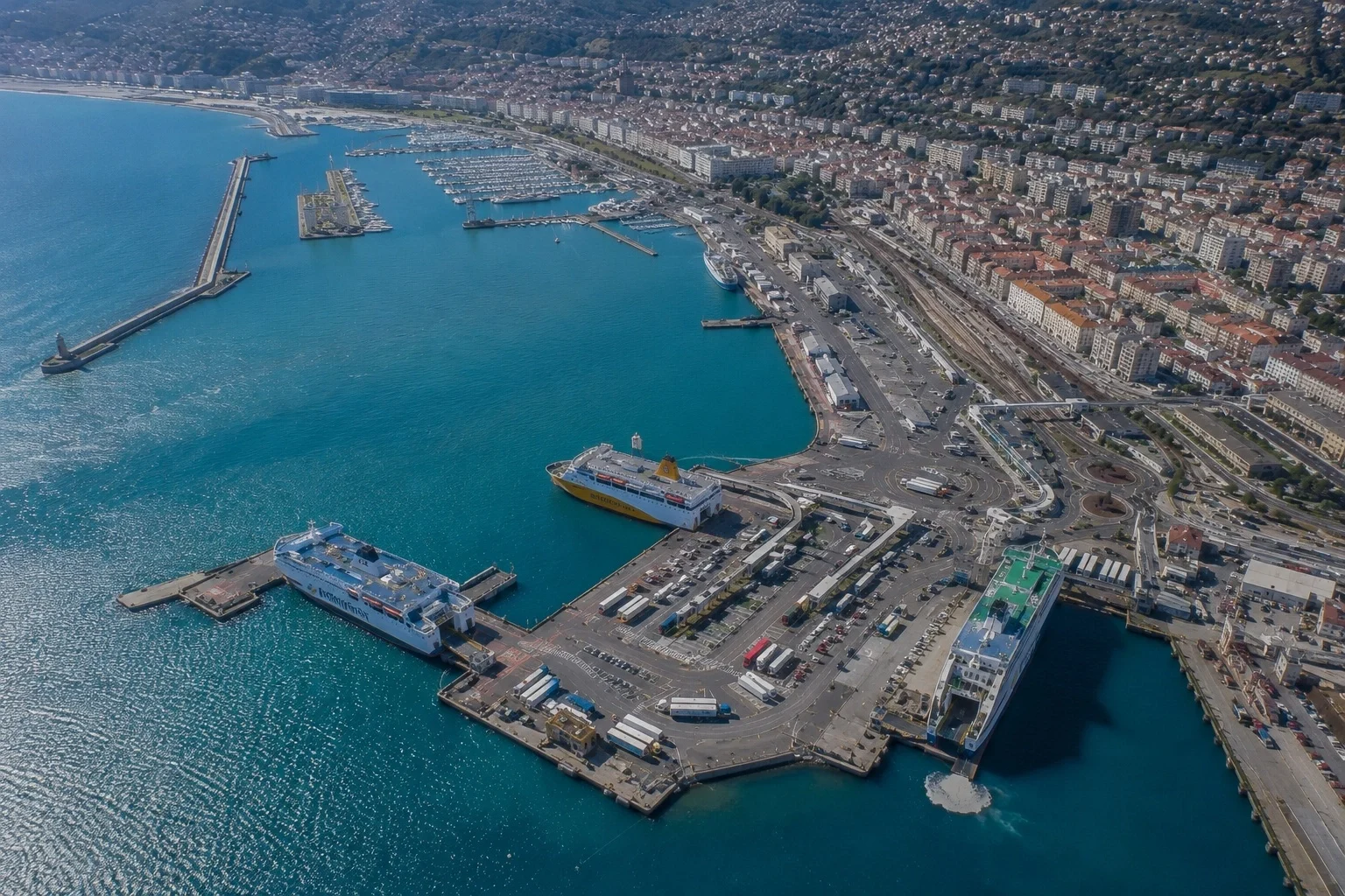 Luchtfoto van Nice veerboothaven met Corsica Ferries schepen bij de terminal