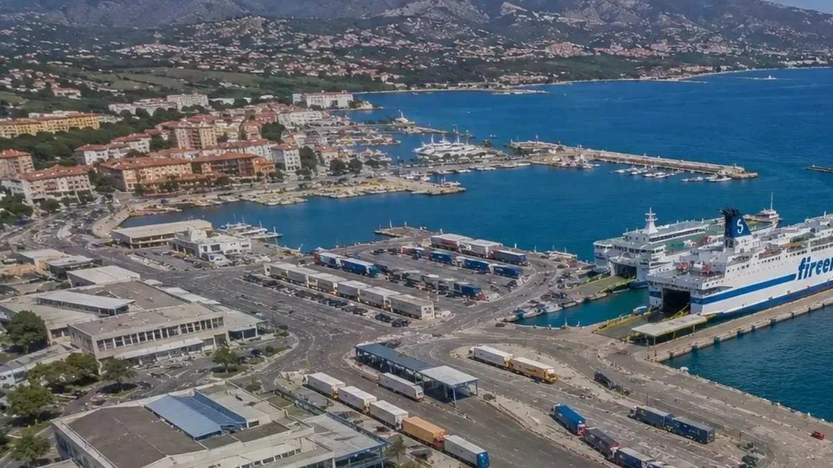 Luchtfoto van Olbia veerbootterminal met een Tirrenia passagiersveerboot