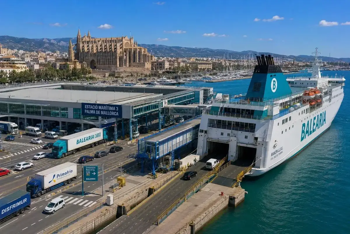 Palma de Mallorca veerbootterminal met passagiersveerboot bij de kade