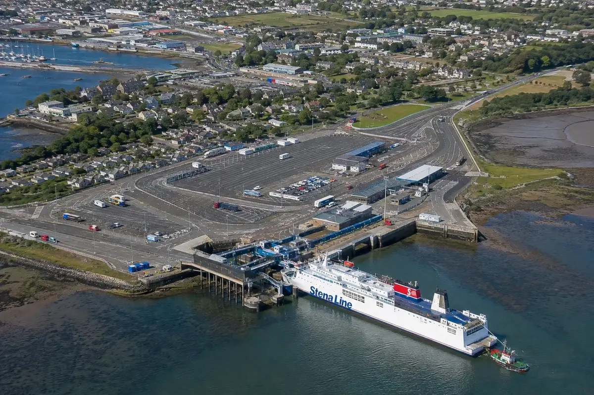 Luchtfoto van de veerboothaven van Pembroke Dock in Zuidwest-Wales