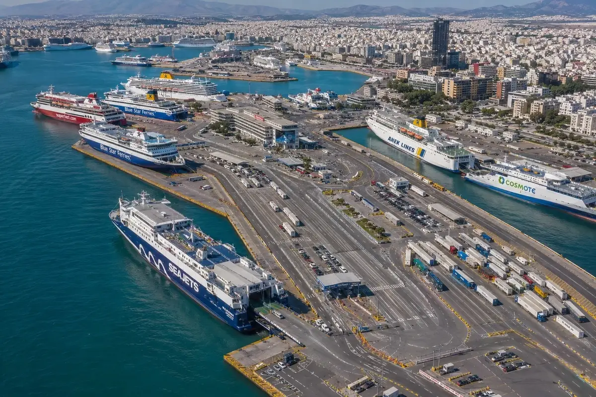 Luchtfoto van Piraeus veerboothaven in Athene
