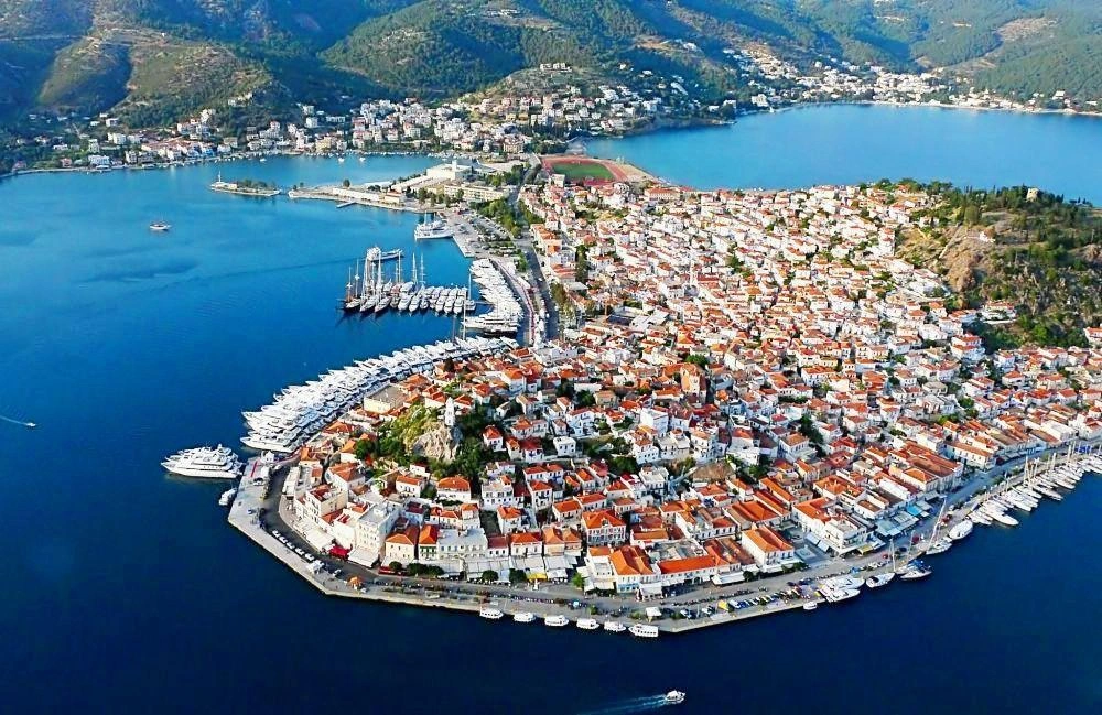 Veerbootbestemming Poros in Griekenland