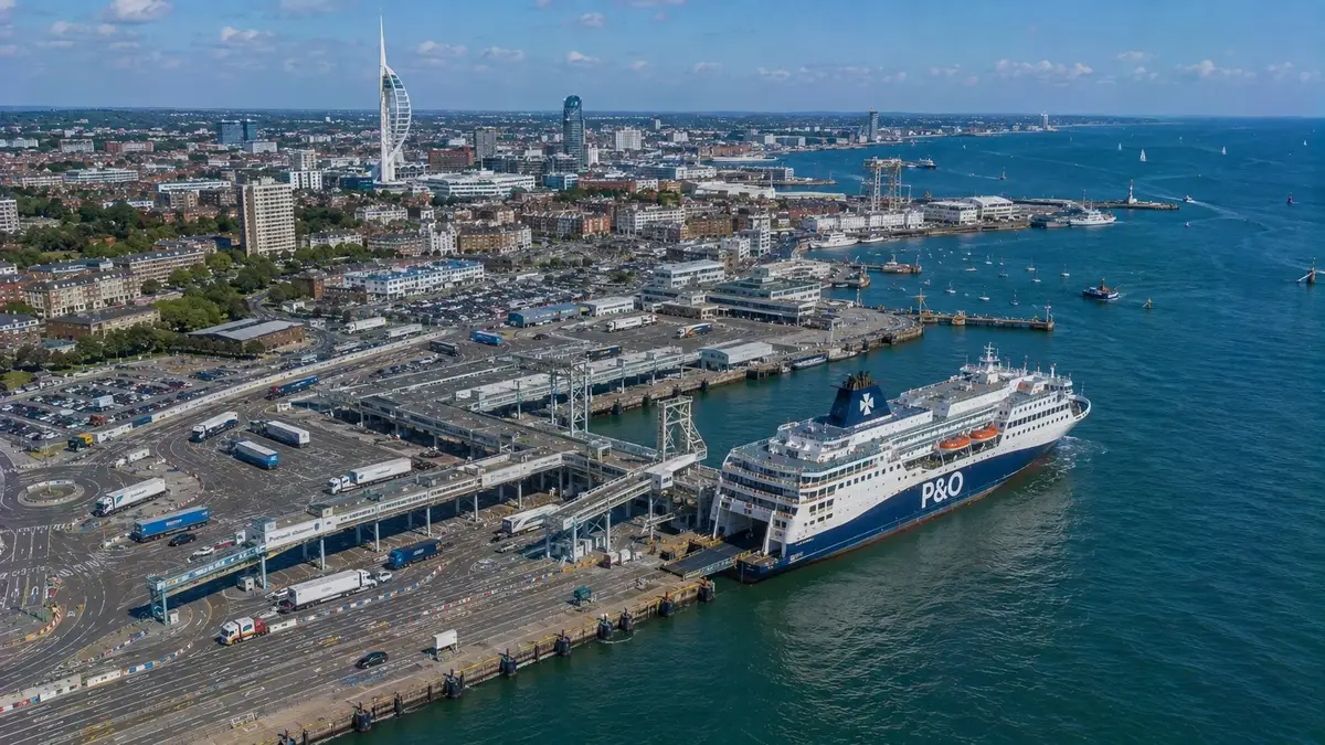 Luchtfoto van Portsmouth veerboothaven en haven