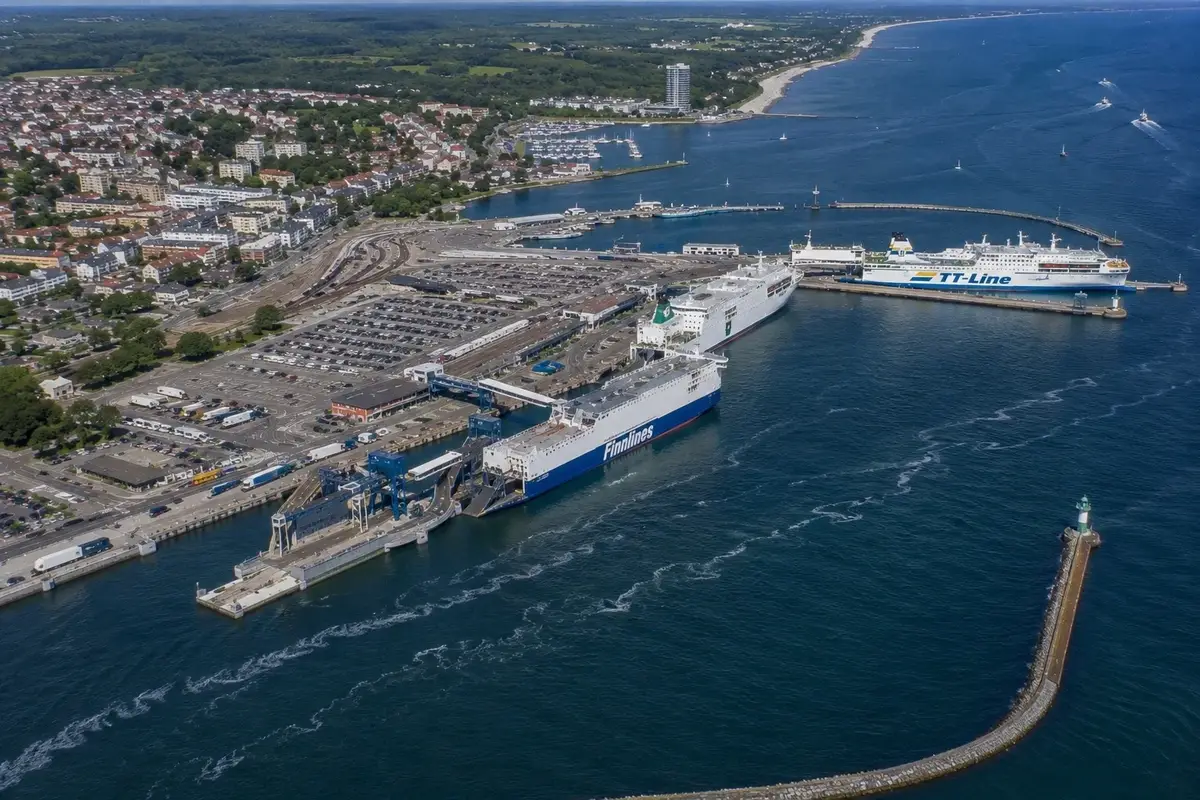 Luchtfoto van Travemünde veerboothaven met TT-Line veerboot