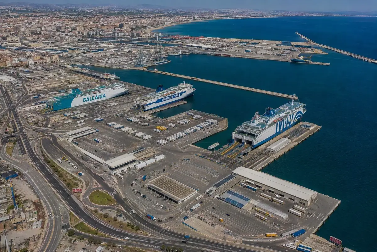 Valencia veerboothaven en passagiersveerboten voor de Balearische Eilanden