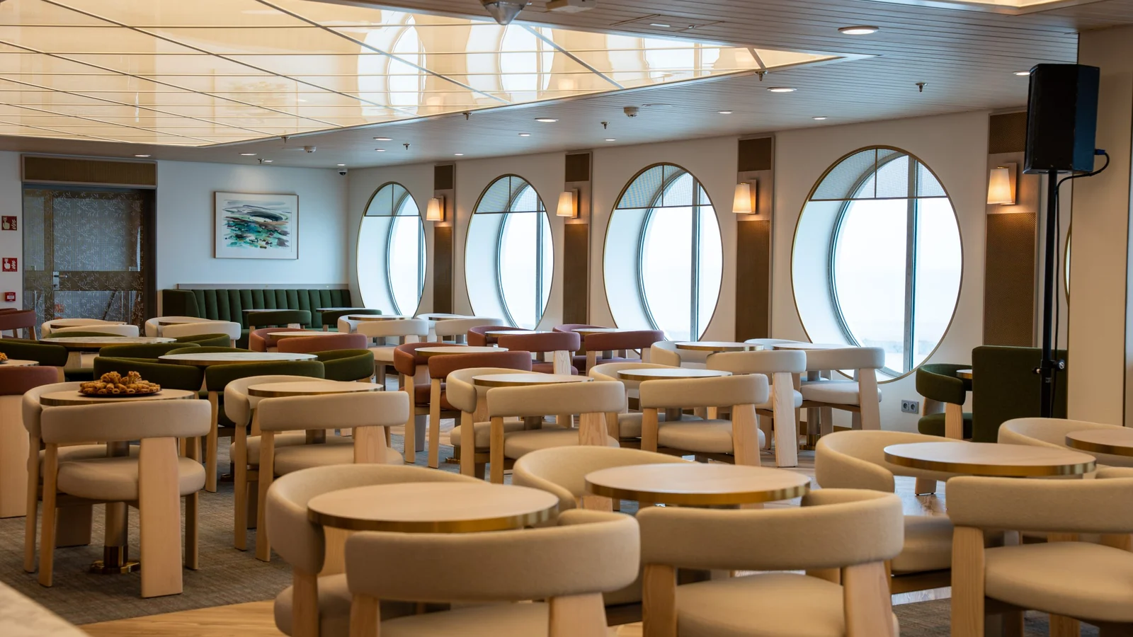 Restaurant aan boord van een Brittany Ferries schip