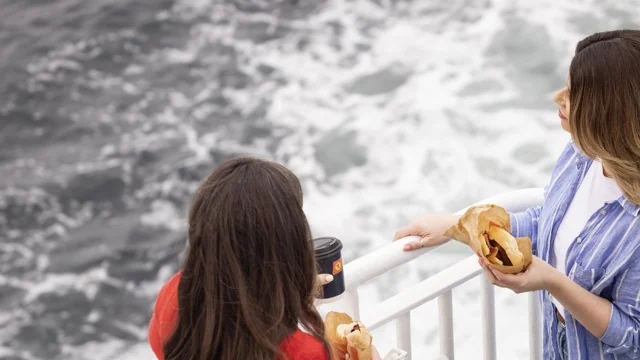Passagiers op het open dek van de CalMac-veerboot MV Clansman