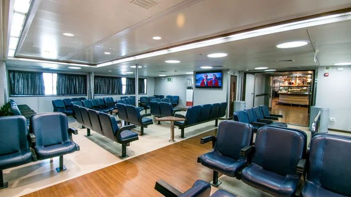 Binnen passagierslounge aan boord van een Caremar veerboot