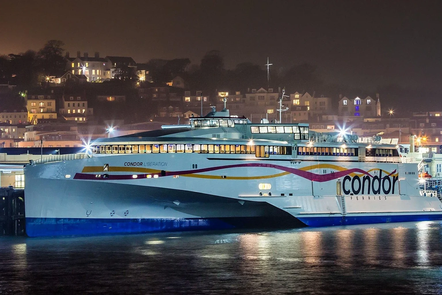 Passagiersveerboot van Condor Ferries voor de Kanaaleilanden