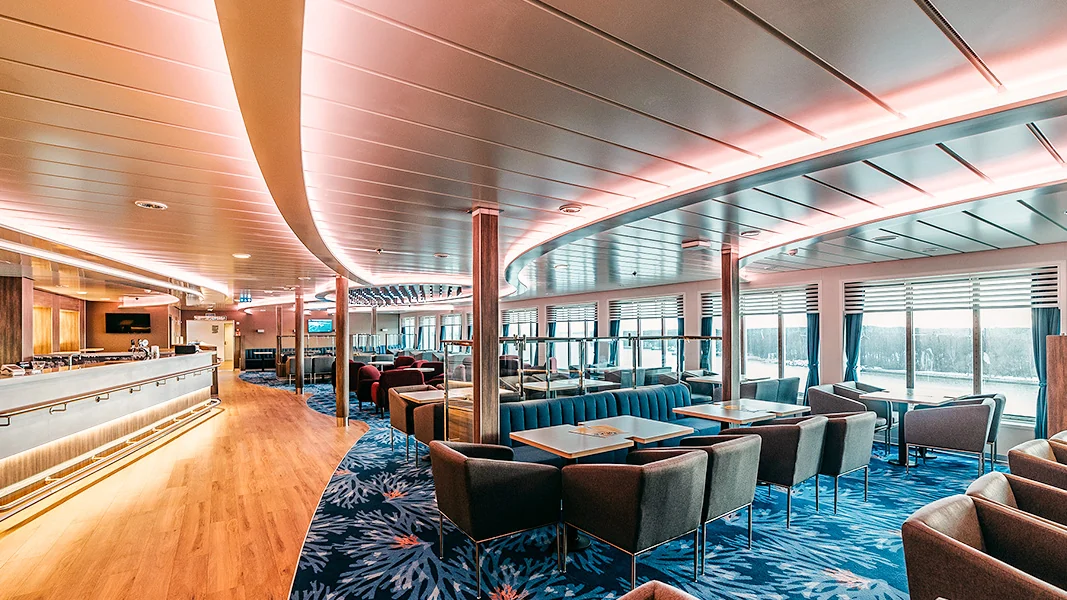 Bar- en loungezone aan boord van een DFDS-veerboot