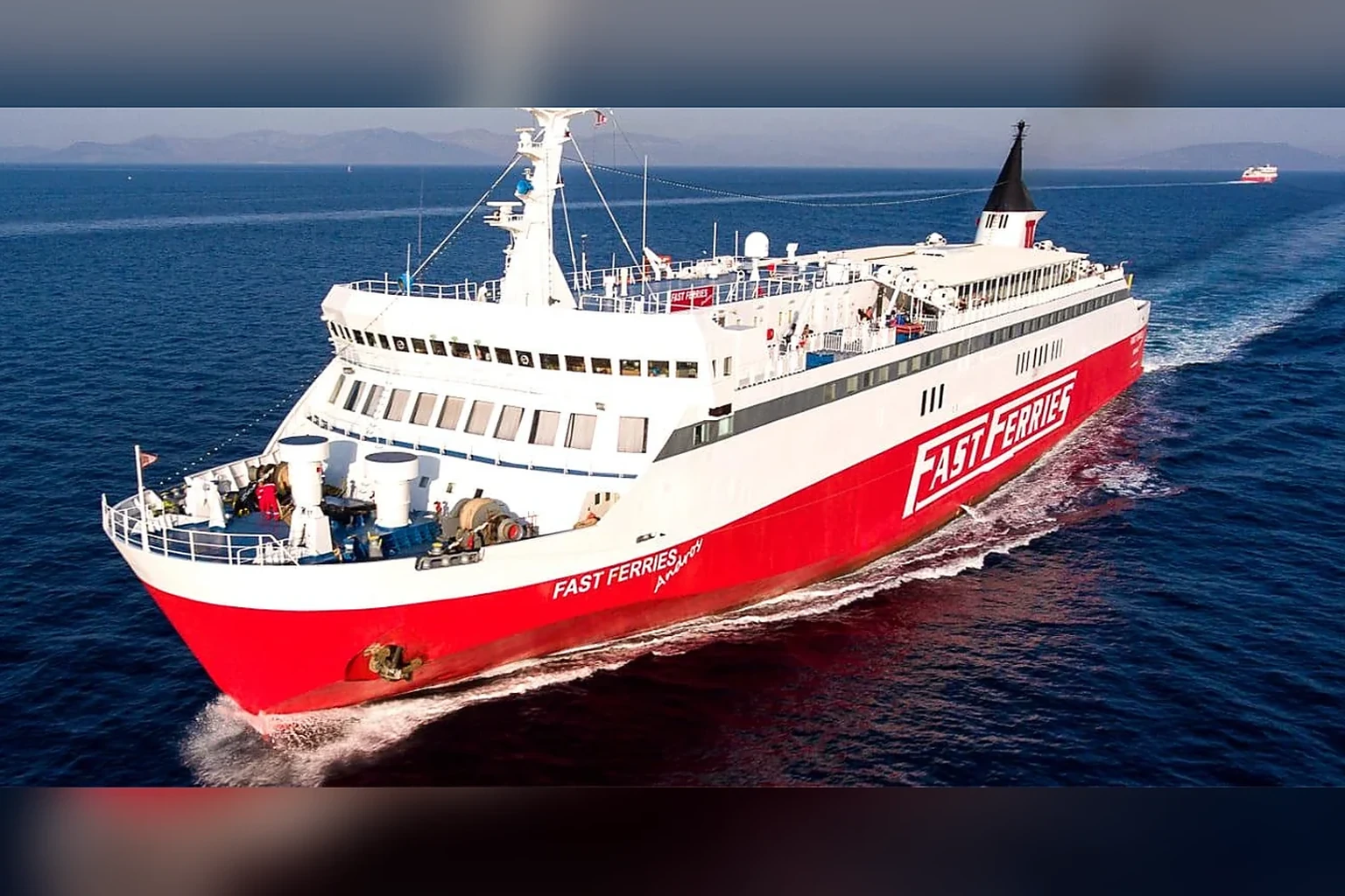 Passagiers- en autoveerboot van Fast Ferries in de Egeïsche Zee