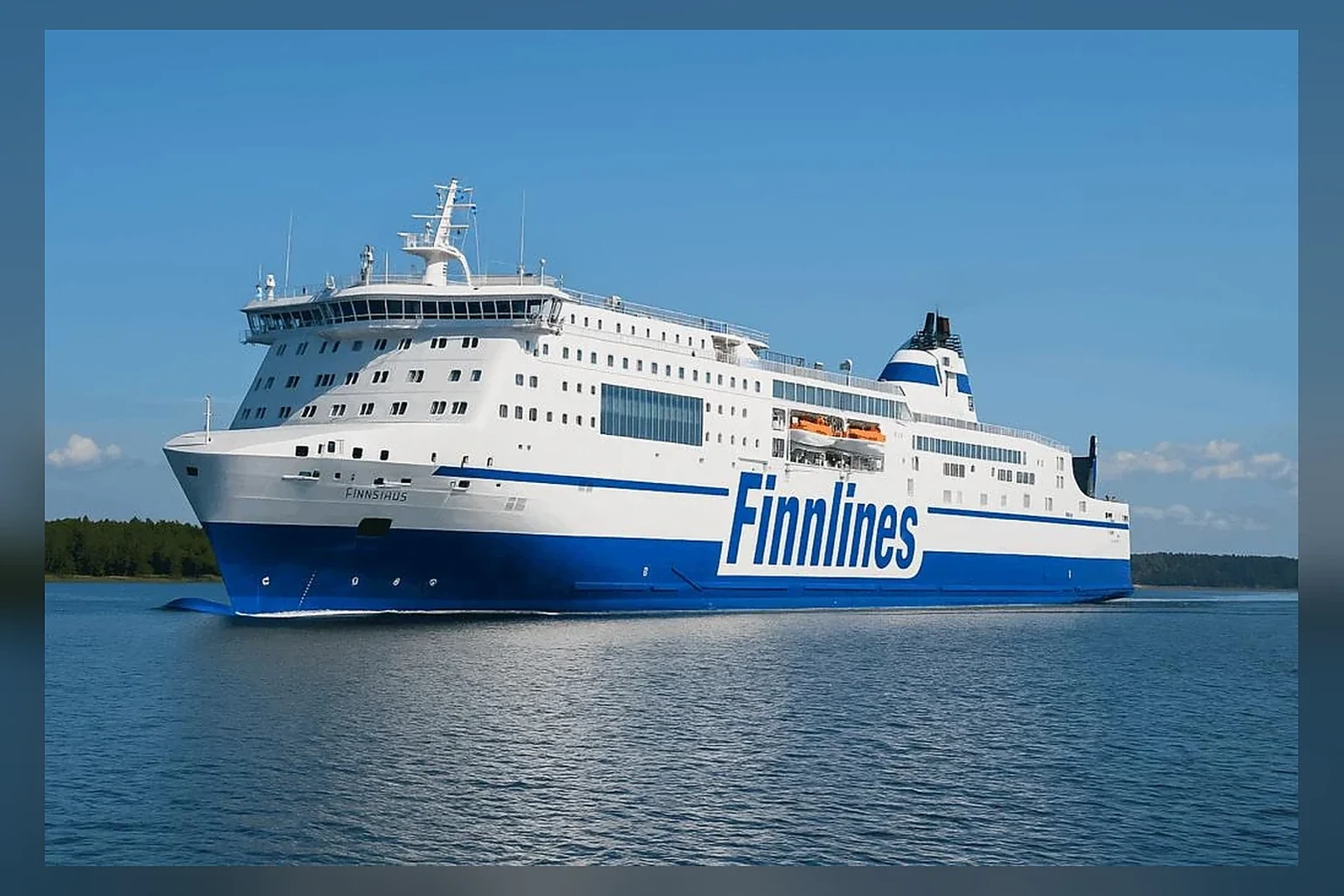 Passagiers- en autoveerboot van Finnlines op de Oostzee