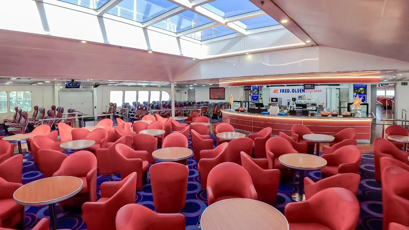 Cafetaria aan boord van de Fred. Olsen Express-veerboot Barlovento Express