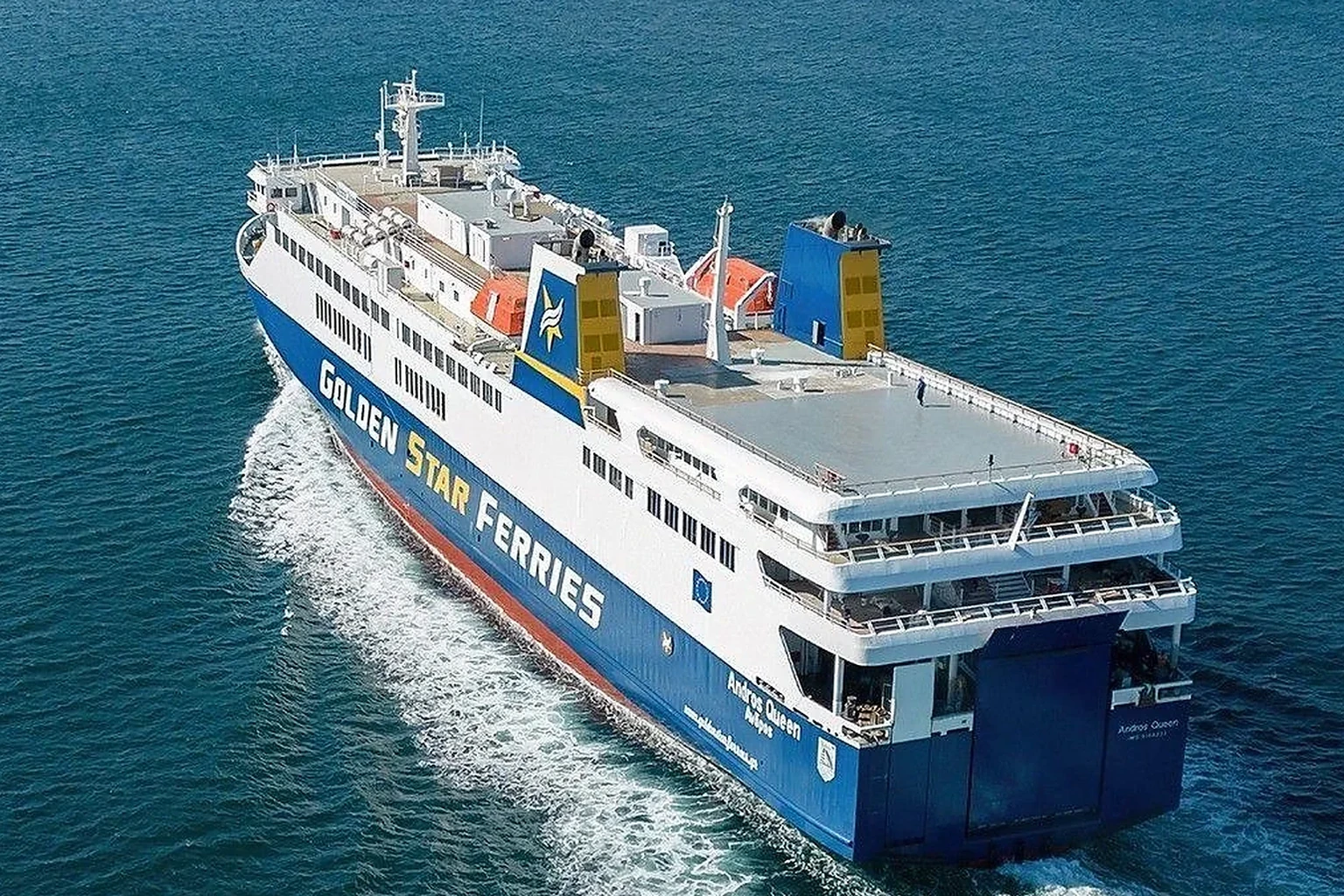 Passagiers- en autoveerboot van Golden Star Ferries voor de Cycladen