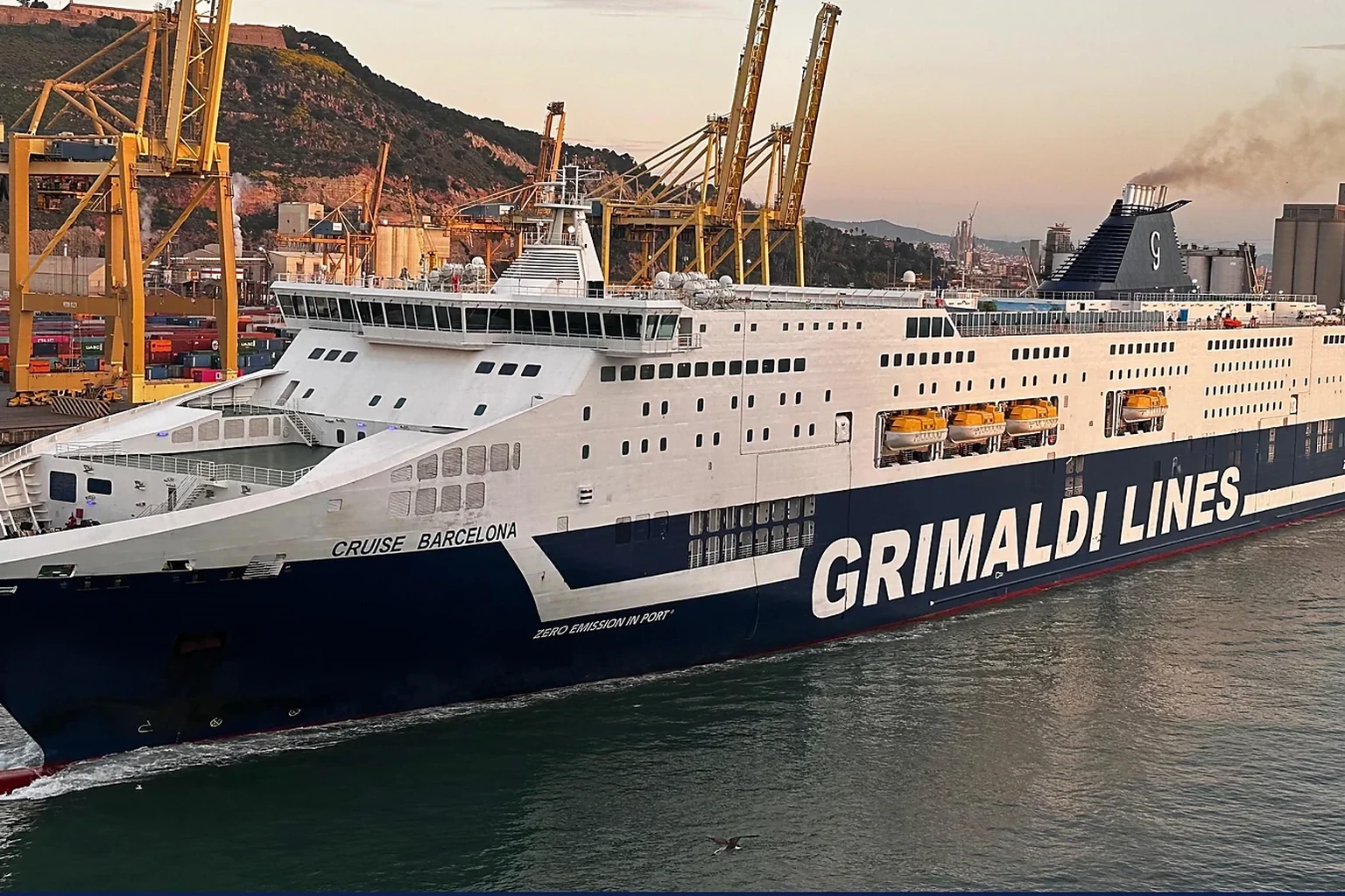 Passagiersveerboot van Grimaldi Lines op de Middellandse Zee