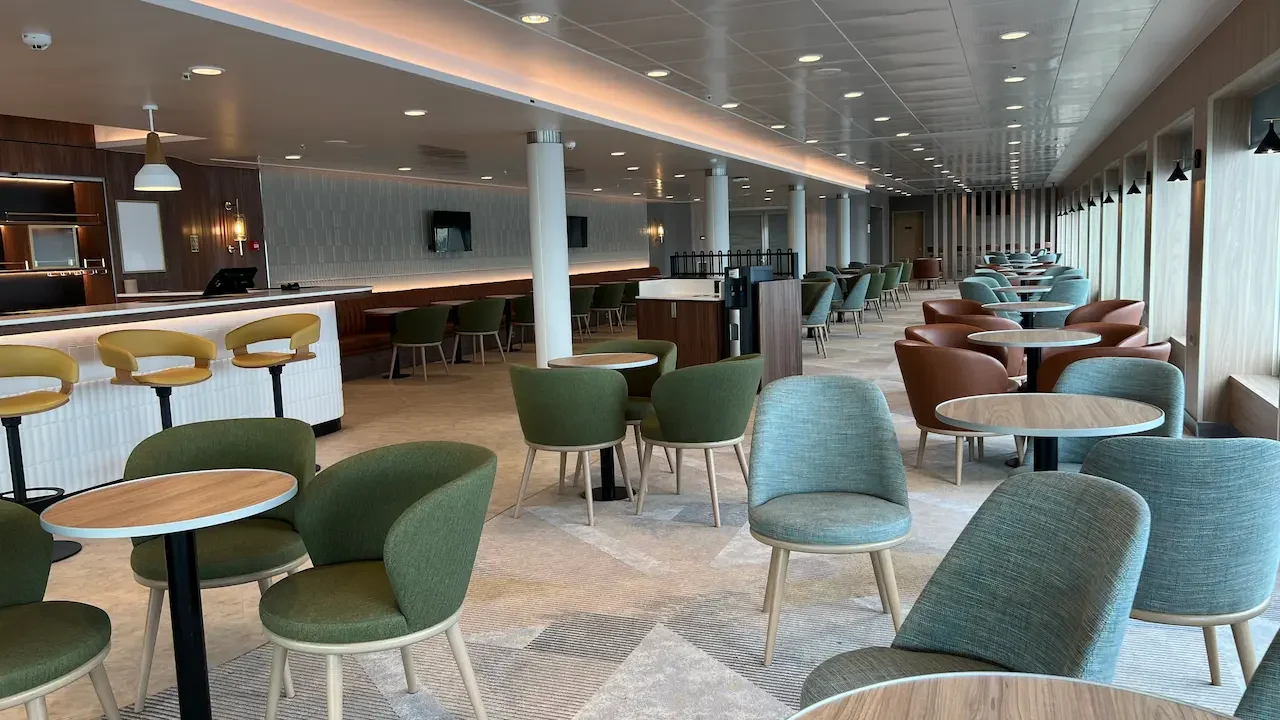 Zitgedeelte van The Bar aan boord van Manxman