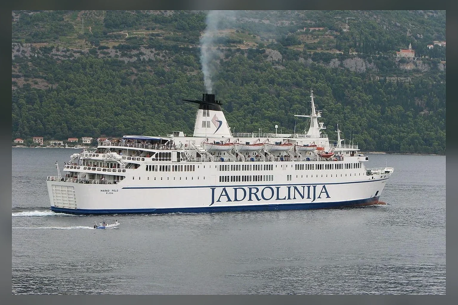 Jadrolinija-veerboot Dalmacija op de Adriatische Zee