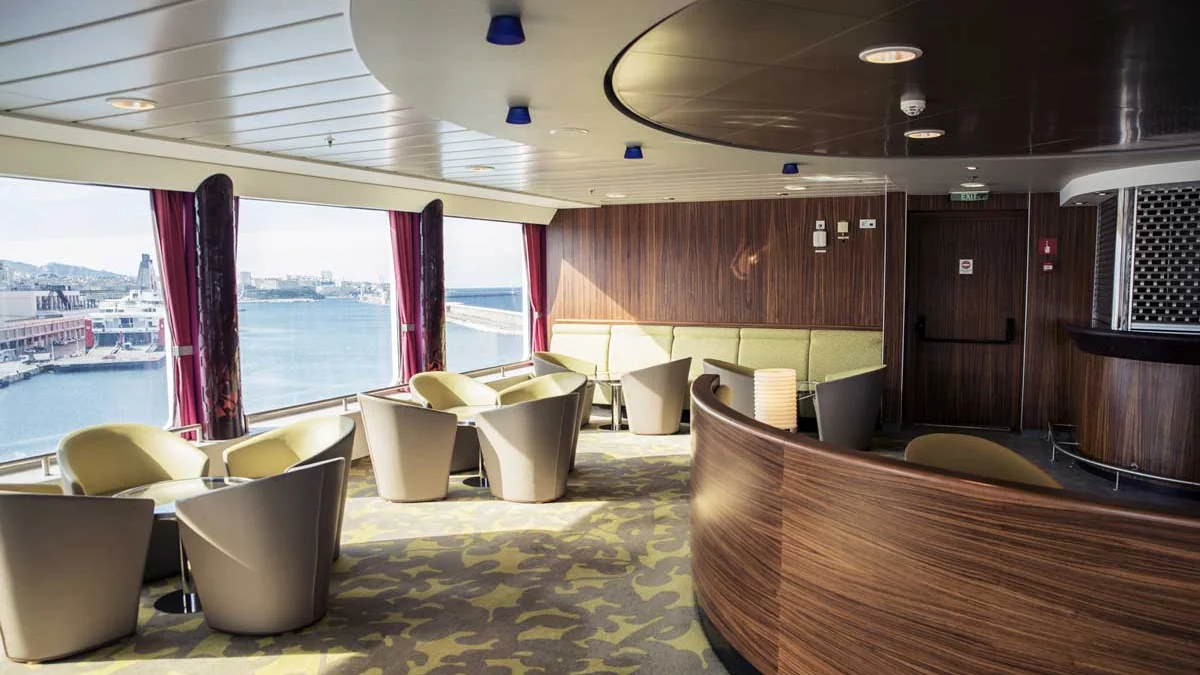 passagierslounge aan boord van La Méridionale veerboot Piana