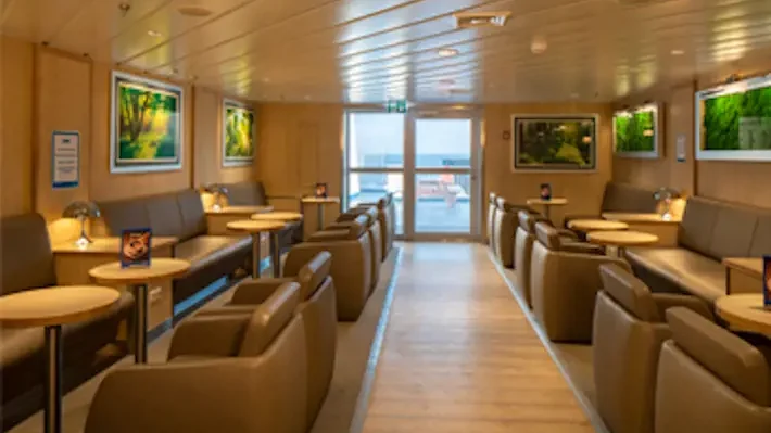 Cafetaria en zitgedeelte aan boord van een TT-Line-veerboot