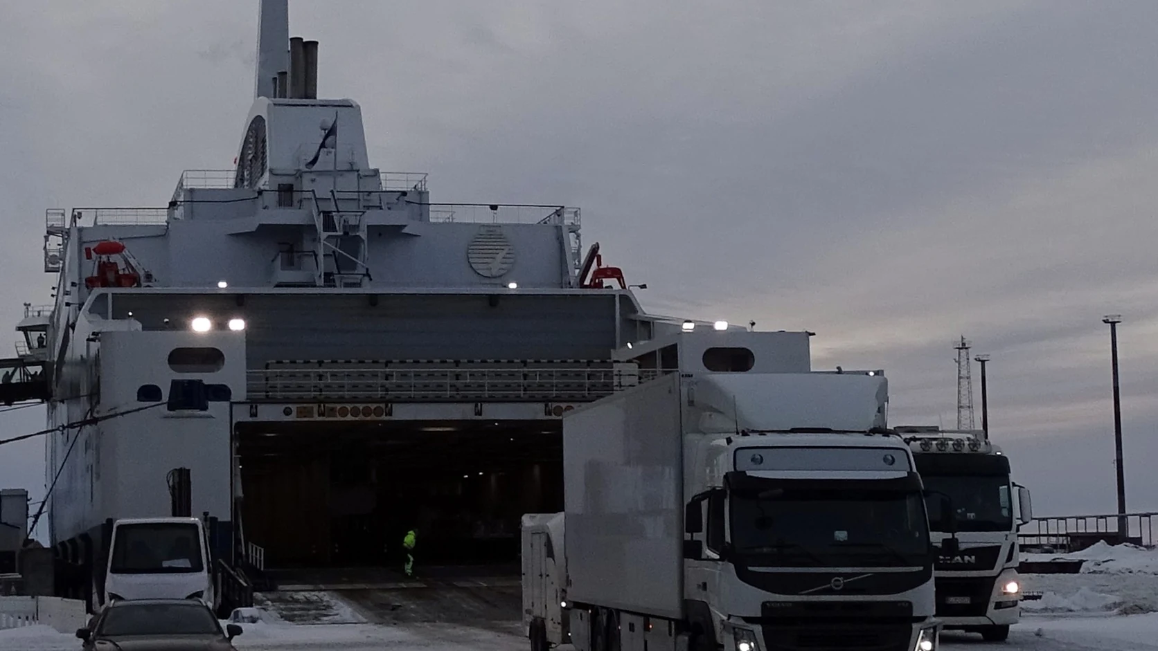 Voertuigen lossen van Aurora Botnia in de winter