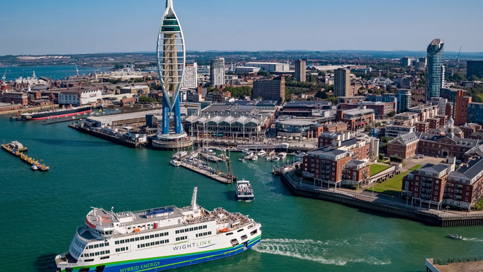 Wightlink-veerboot nadert of verlaat Portsmouth Gunwharf