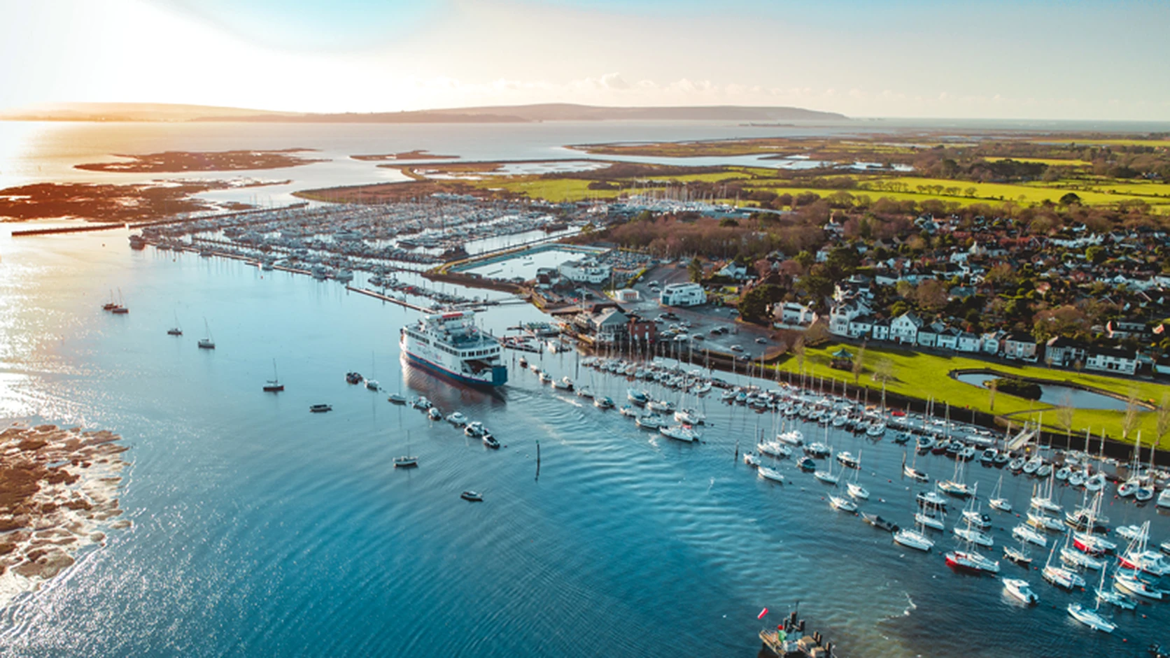 Wightlink-veerboot vertrekt uit Lymington langs de kust van New Forest