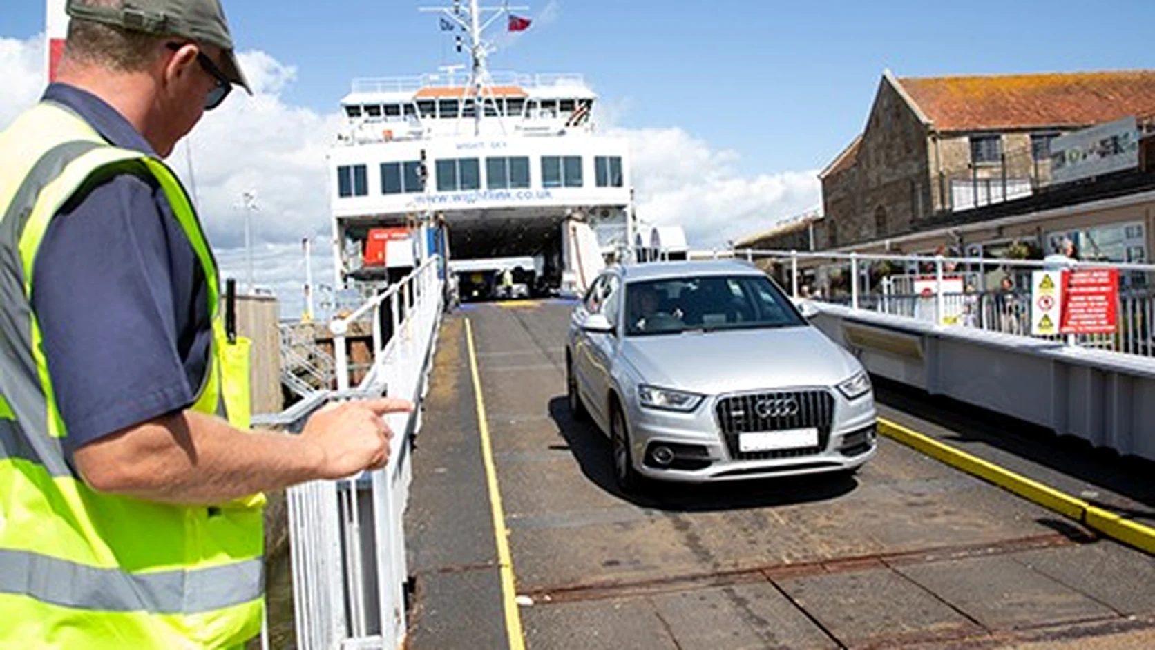 Auto vertrekt een Wightlink veerboot bij de terminal