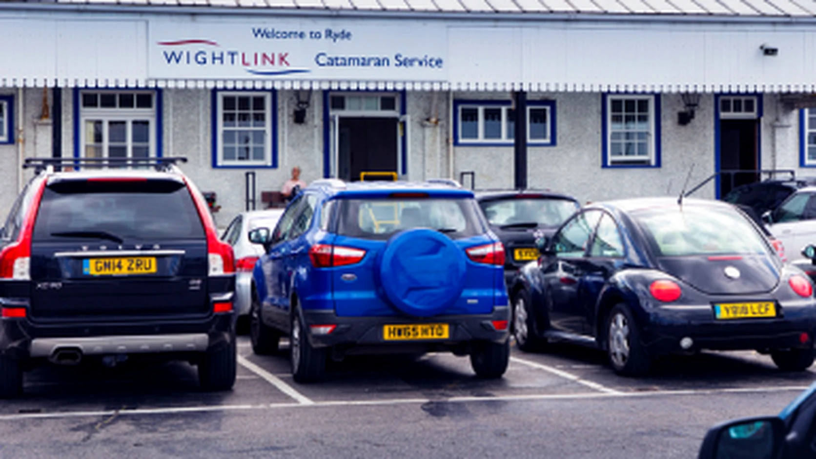 Voertuigen wachten bij een Wightlink terminal