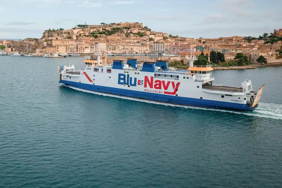 Veerboot van Blu Navy bij Portoferraio op Elba