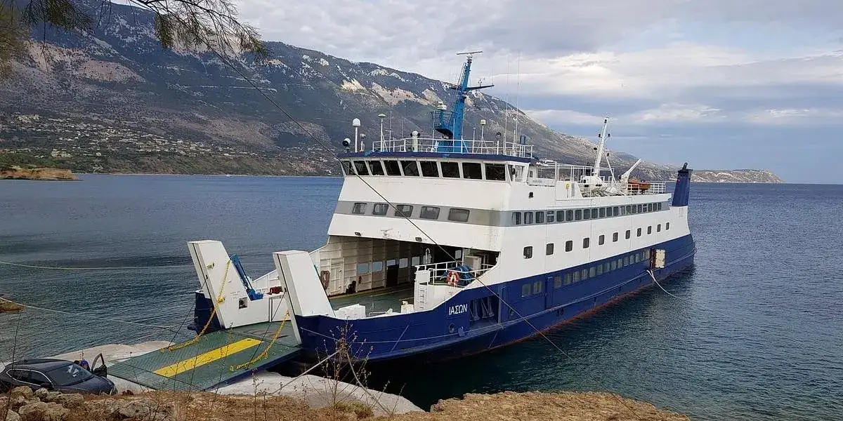 Passagiers- en voertuigveerboot op de route Pesada (Kefalonia)–Agios Nikolaos (Zakynthos)