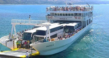Passagiers- en voertuigveerboot op de route Vasiliki (Lefkada)–Fiskardo (Kefalonia)