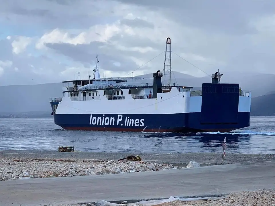Veerboot van Ionion P. Lines voor de noordelijke Ionische eilanden