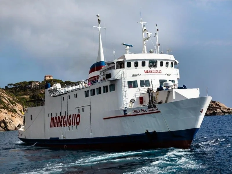 Maregiglio passagiers- en voertuigveerboot